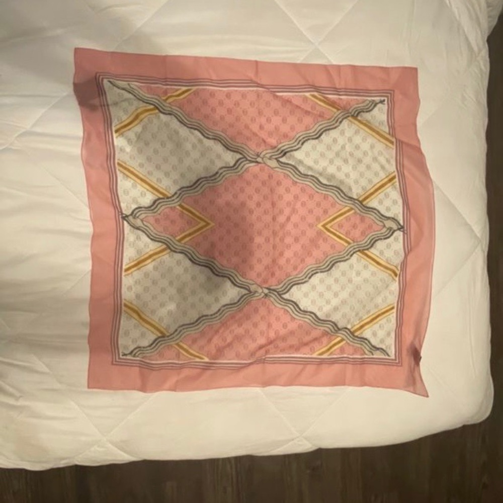 Gucci pañuelo.